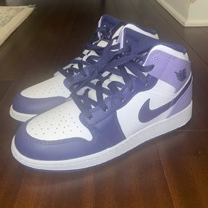 Never worn before Air Jordan 1 mid 7Y (can be worn for 5-6 in female)